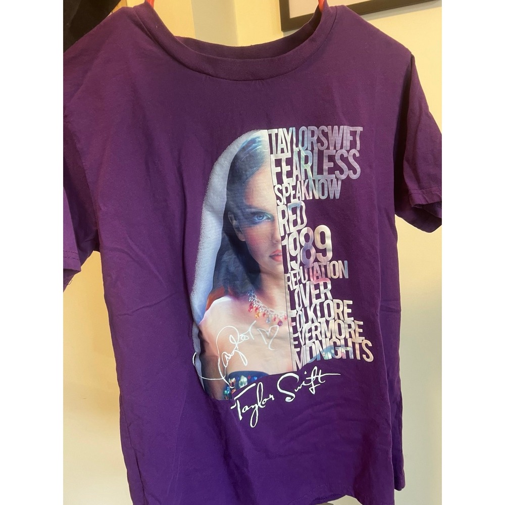 Women's medium Taylor Swift t shirt swiftie purple tour‎